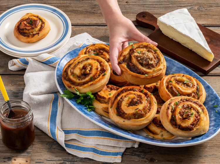 Chicken, Apple Butter and Brie Stuffed Pull-apart Rolls